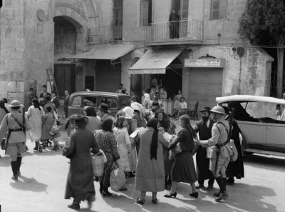 Az 1937-es jeruzsálemi arab pogrom elől az Óvárosból menekülő zsidó családok 