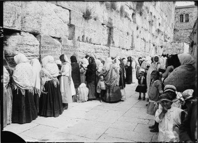 Zsidó hívők a Nyugati-falnál 1898-ban: 1948 és 1967 között a jordániai megszállás alatt elűzték őket