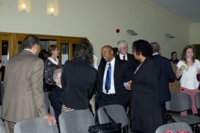 keru%cc%88letiesku%cc%88lfo%cc%88ldivendegekbeszelgetnek