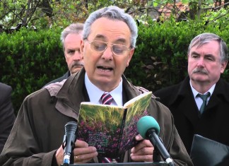 Leleplezték Udvarnoki András baptista lelkipásztor emlékművét