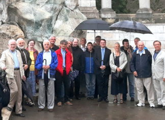 Ének és ima az esőben