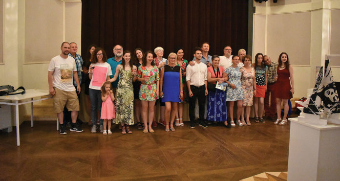 alkot Ünnepi hangulatban a kiállítás megnyitó után