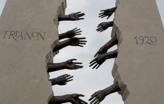 Trianon emlékmű, Tóth Dávid szobrászművész munkája, Hatvan