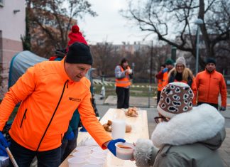 Komplex szolgáltatás hajléktalanoknak: ismét volt „Több mint ételosztás”