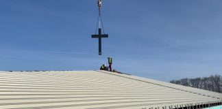 Debrecen új közösségi központja: felkerült a kereszt az Új Remény Baptista Gyülekezet imaházára