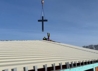 Debrecen új közösségi központja: felkerült a kereszt az Új Remény Baptista Gyülekezet imaházára