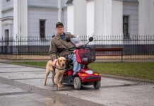 A segítőkutyájával adja át a szeretetét