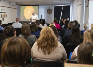 Online kapcsolódásból személyes közösség